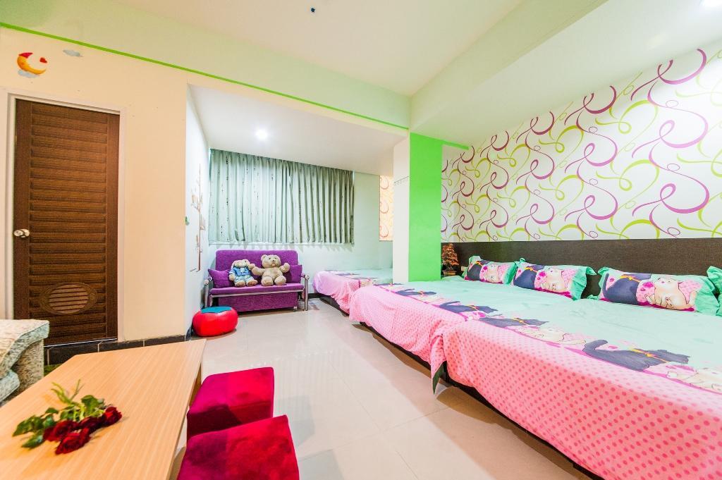 Love Night Market Inn Luodong Exteriör bild